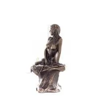 Kvinna poserar på en sten 13,5 x 13 cm Veronese brons galvaniserad helkroppsfigur, modern dekorativ Veronese 2 - grifon.se 