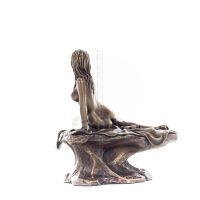 Kvinna poserar pÃ¥ en sten 13,5 x 13 cm Veronese brons galvaniserad helkroppsfigur, modern dekorativ Veronese 3 - grifon.se 