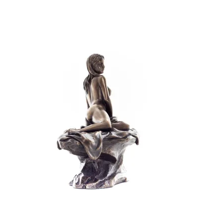 Kvinna poserar på en sten 13,5 x 13 cm Veronese brons galvaniserad helkroppsfigur, modern dekorativ Veronese 5 - grifon.se 