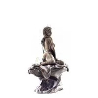 Kvinna poserar på en sten 13,5 x 13 cm Veronese brons galvaniserad helkroppsfigur, modern dekorativ Veronese 5 - grifon.se 