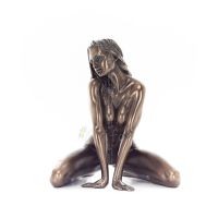 Modern naken kvinna sitter pÃ¥ knÃ¤ 12,5 cm Veronese bronselektrolys staty fÃ¶r hela kroppen Veronese 1 - grifon.se 