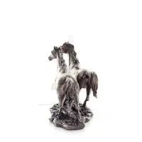 Häst eller Equine, två fria hästar som springer i naturen, 28 cm. Helkroppsstatyett med brons elektroplätering Veronese Veronese
