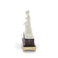 Aphrodite: The Goddess of Love and Beauty in Clockwork 22,5 cm Staty, Polyester Alabaster Marble Type, Antika Grekland Alabaster